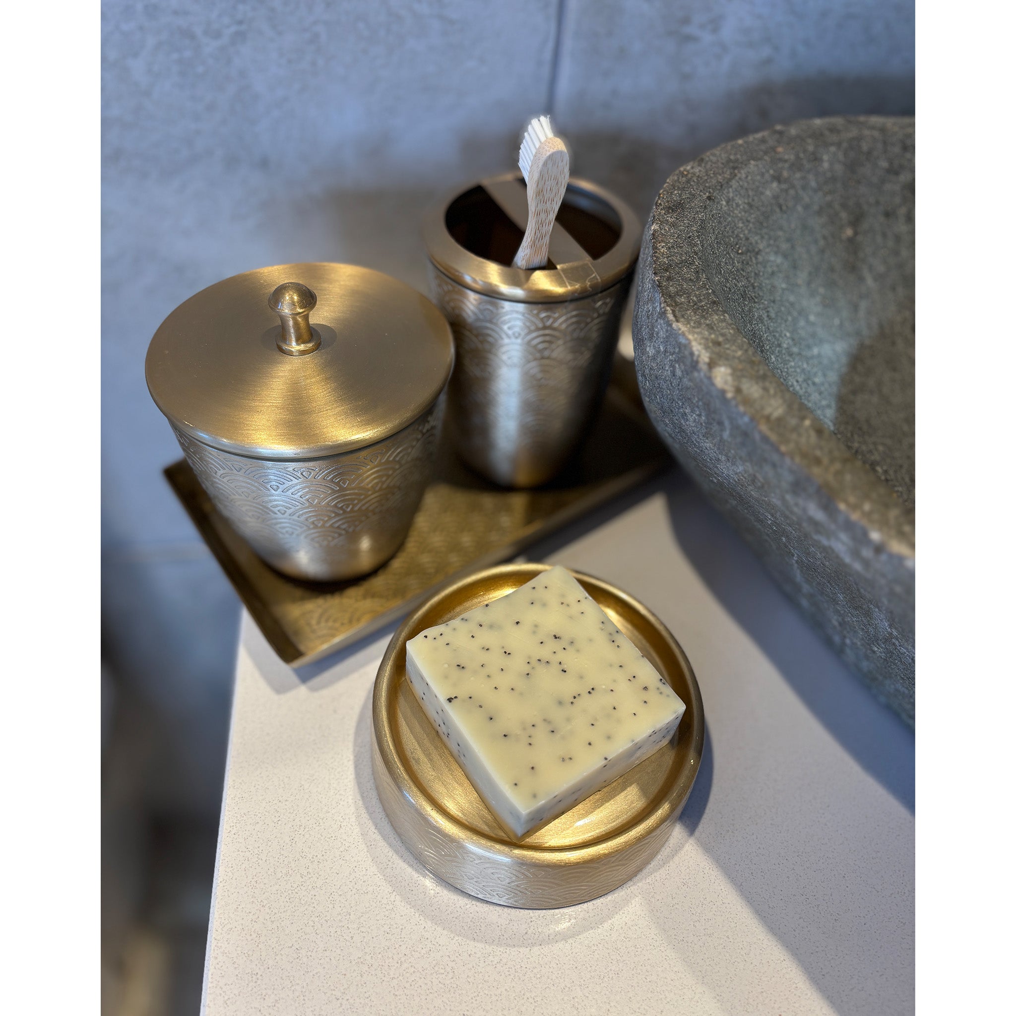 Scallop Etched Gold Finish Toothbrush Holder